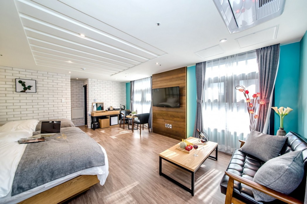 Hertz Hotel 25/48