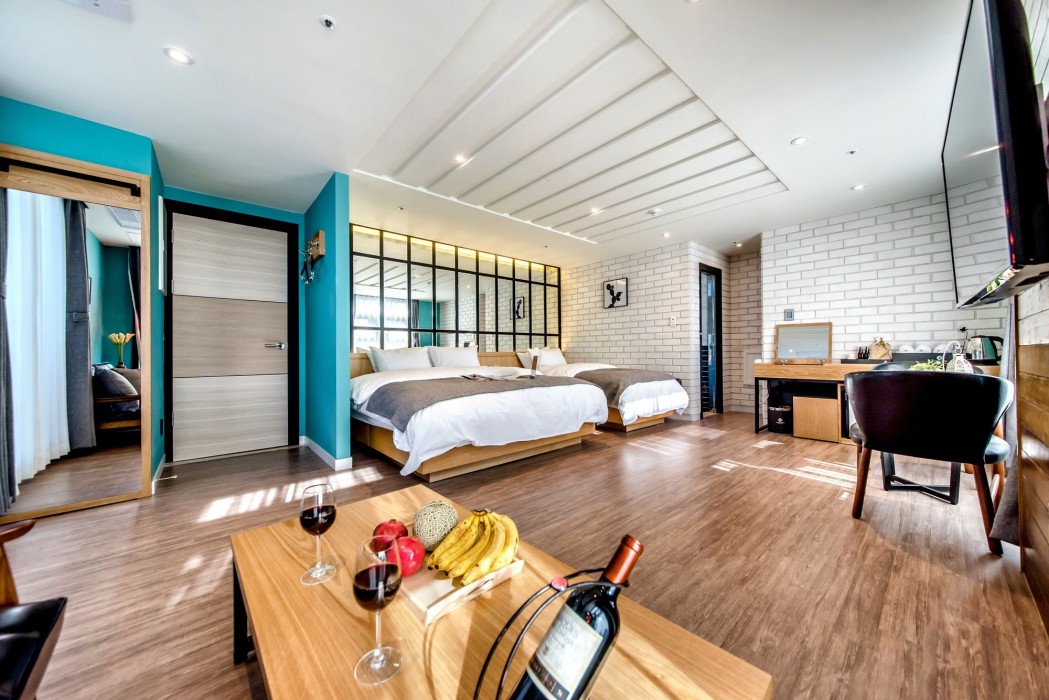 Hertz Hotel 27/48