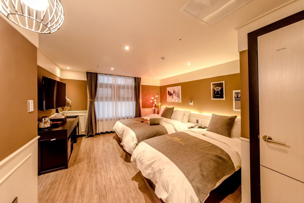 Hertz Hotel 22/48