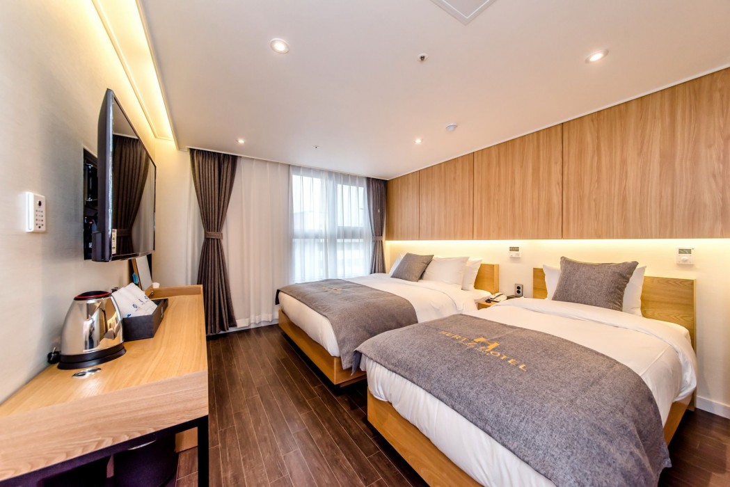 Hertz Hotel 20/48