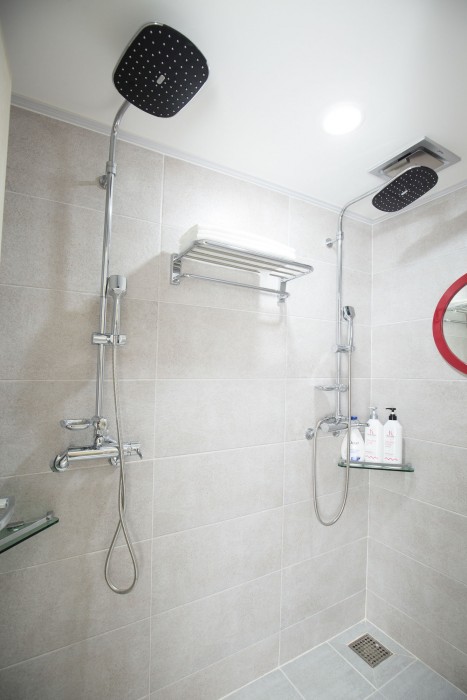 Cheonjiyeon Crystal Hotel 30/80