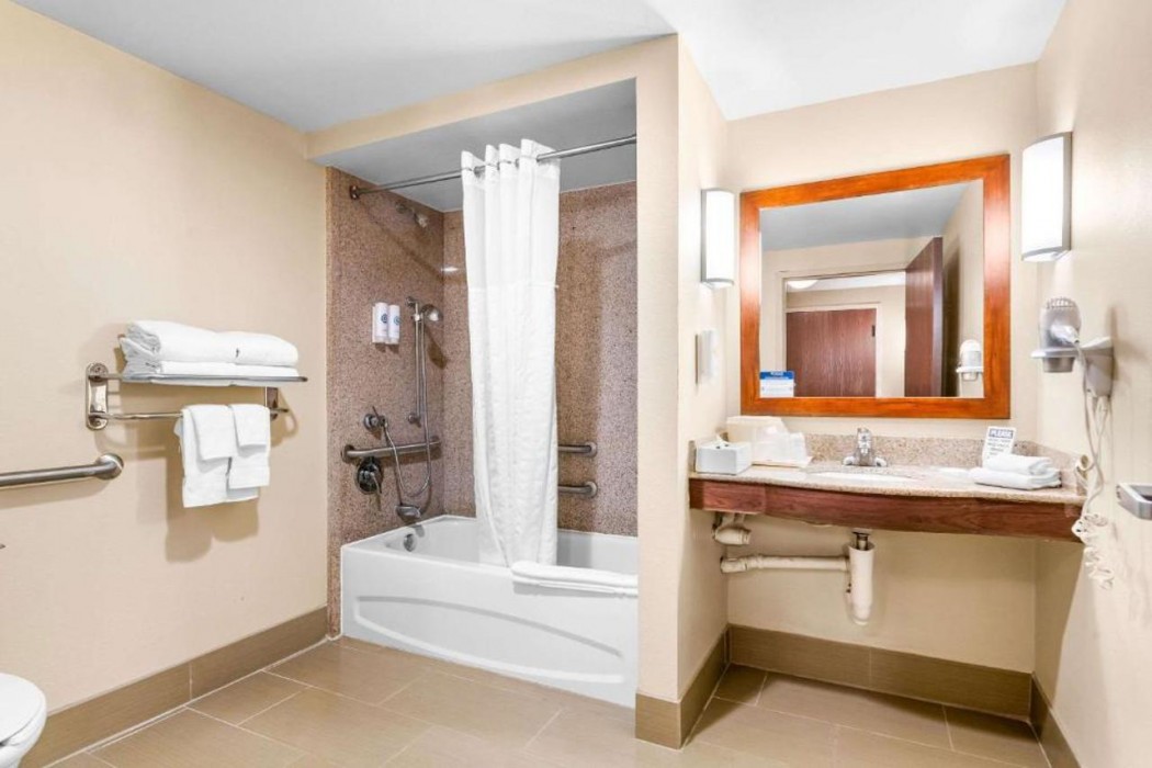 Comfort Suites Orlando International Airport 12/35