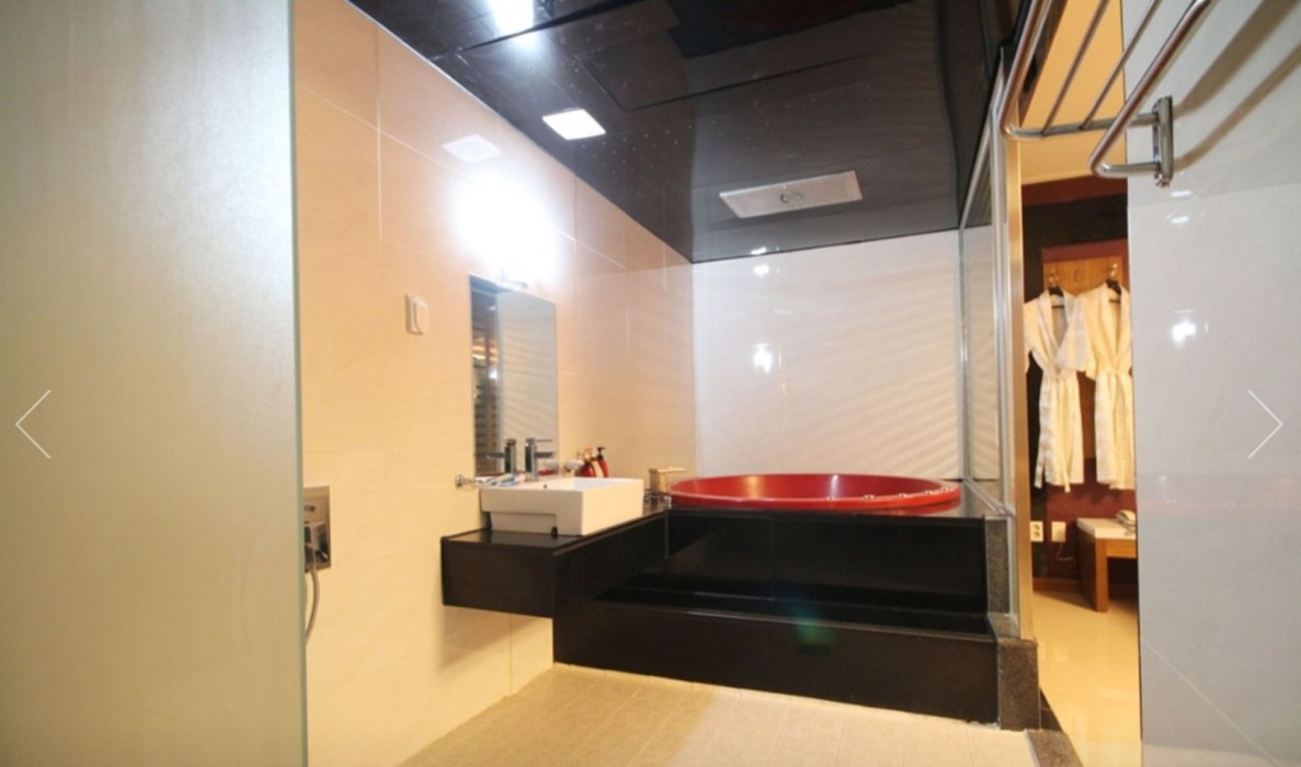 Beauty Motel 24/56