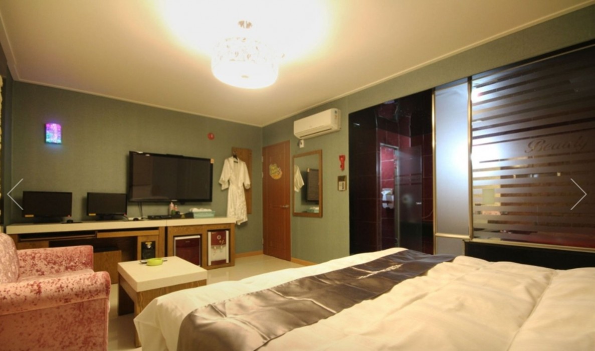 Beauty Motel 35/56