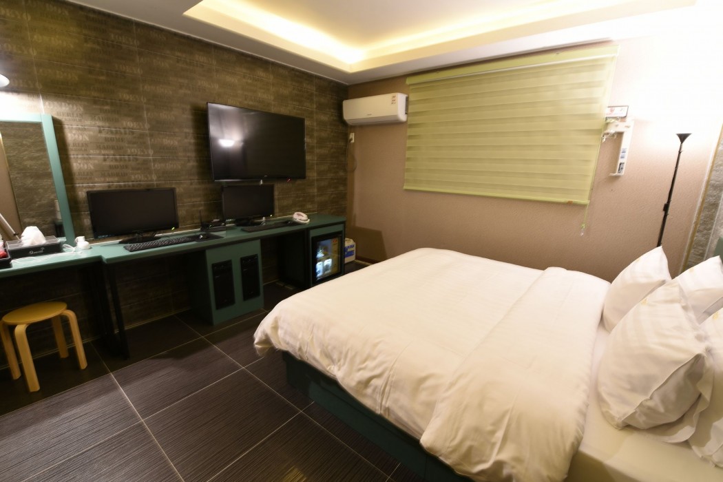 Q Motel 22/49