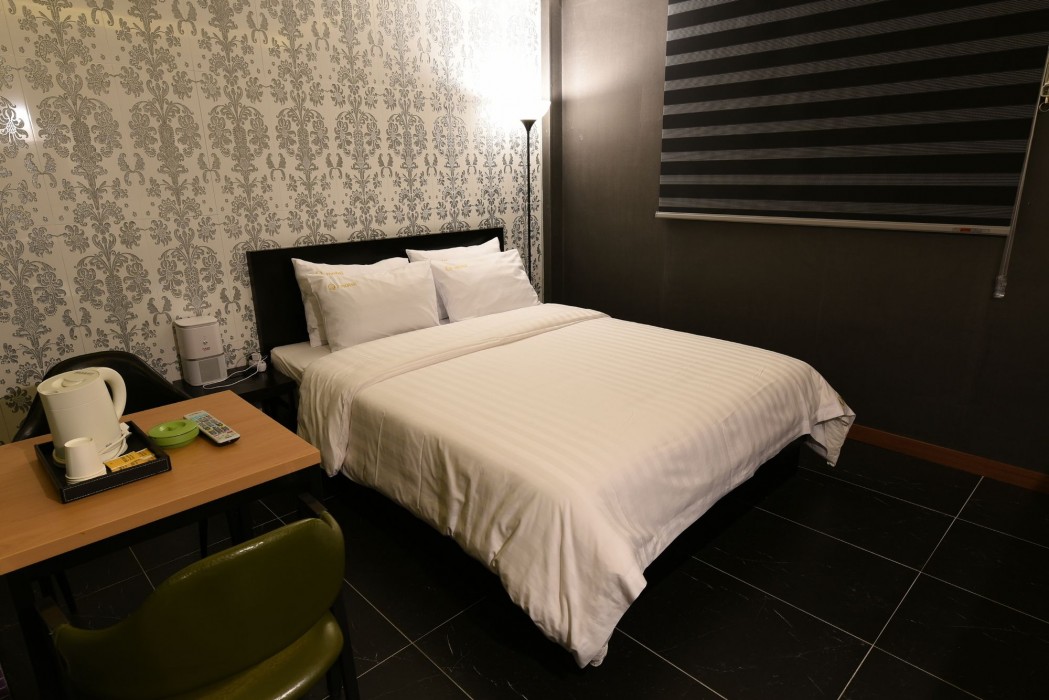 Q Motel 28/49