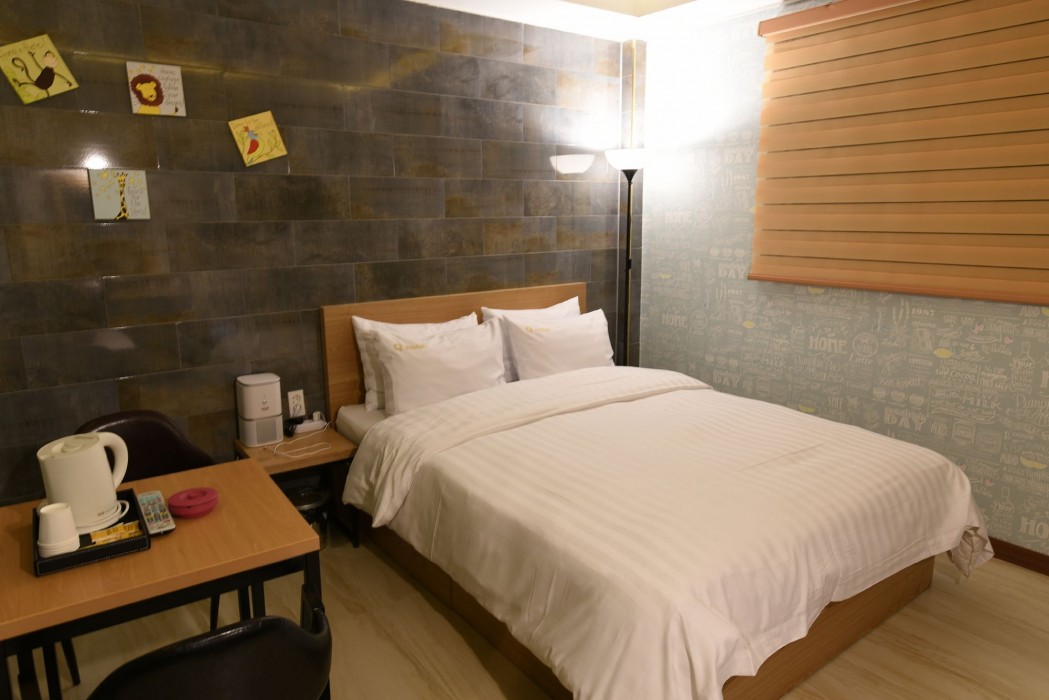 Q Motel 24/49