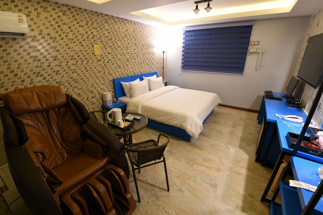 Q Motel 29/49