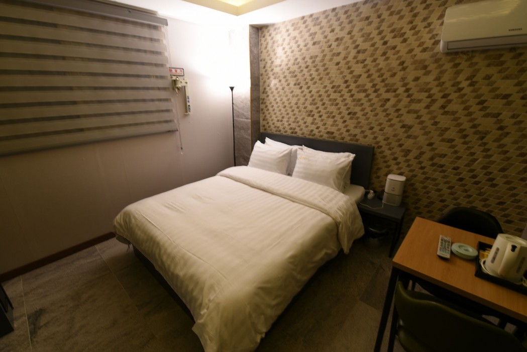 Q Motel 20/49