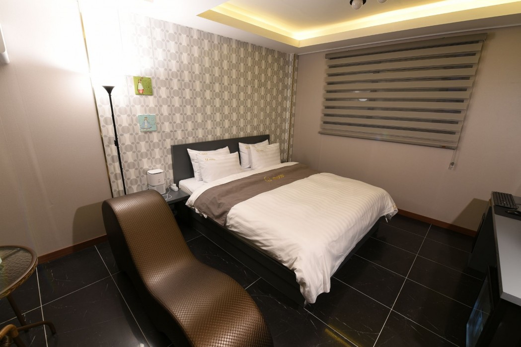Q Motel 25/49