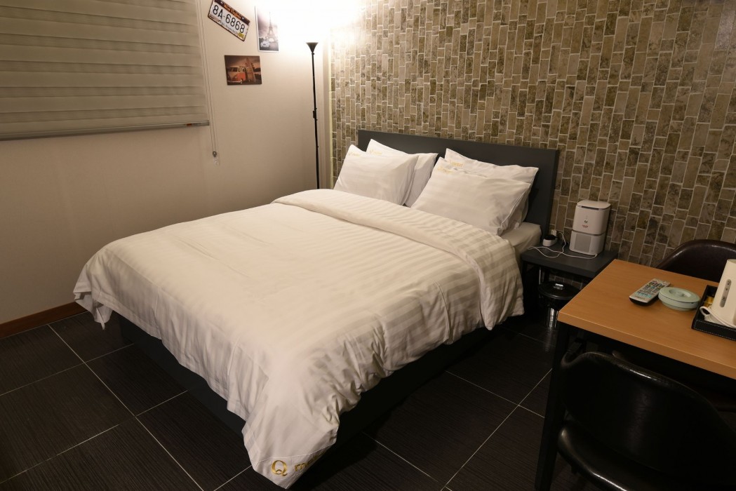 Q Motel 27/49