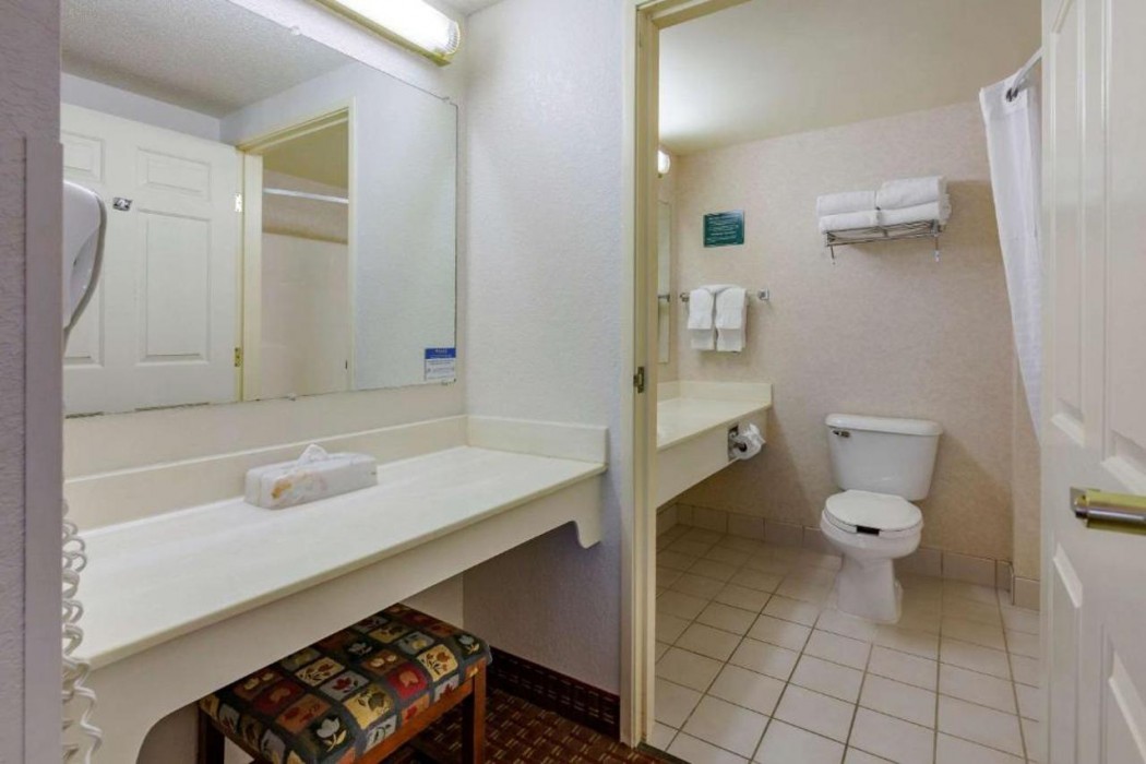 Clarion Suites At The Alliant Energy Center 15/27