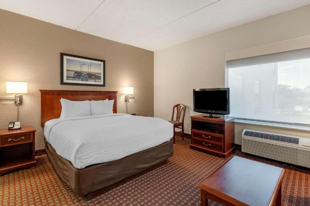 Clarion Suites At The Alliant Energy Center 13/27