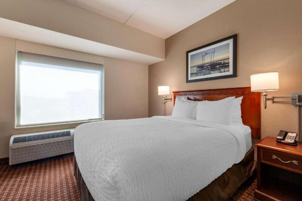 Clarion Suites At The Alliant Energy Center 10/27