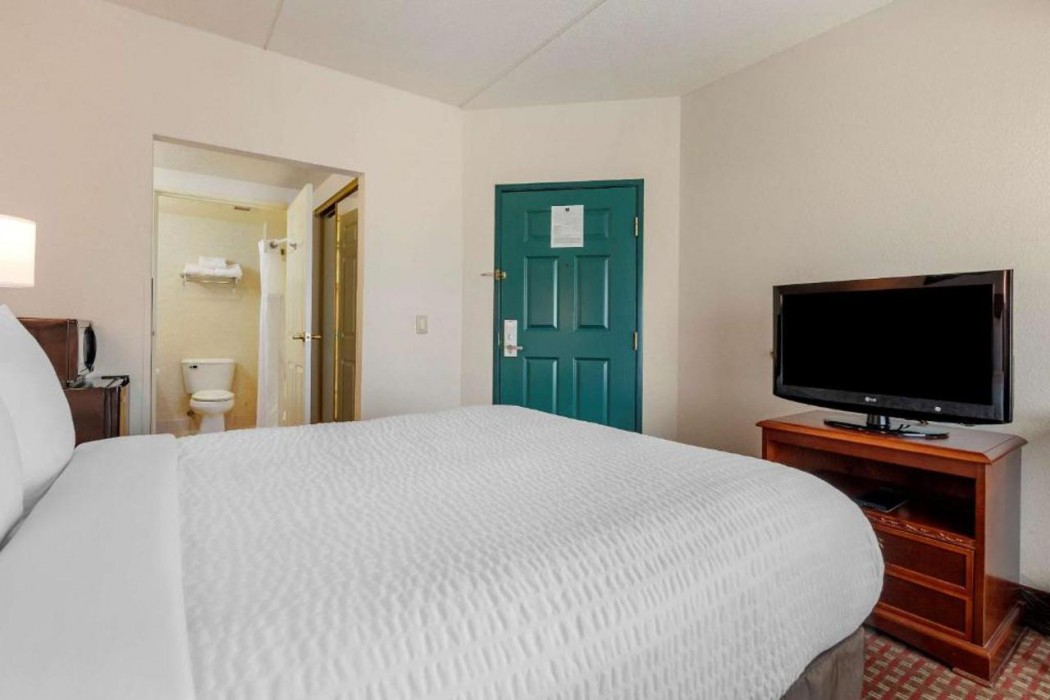 Clarion Suites At The Alliant Energy Center 8/27