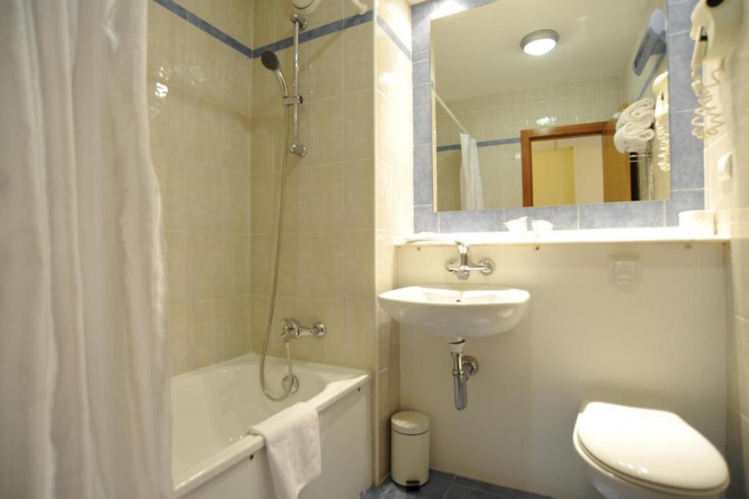 Travelodge Alicante Puerto 23/82