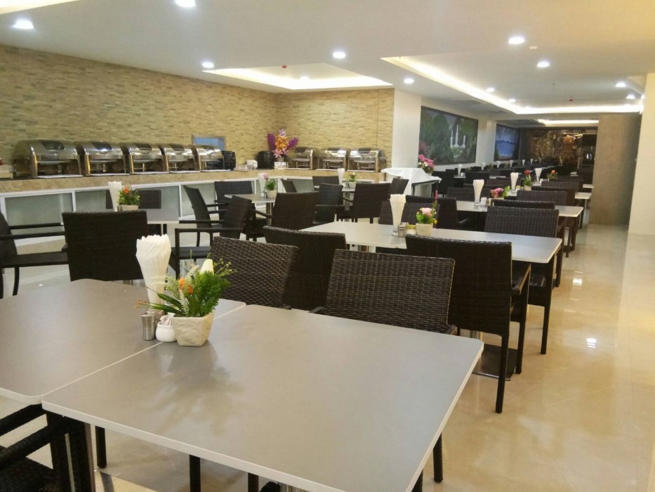 Golden Jomtien Beach Hotel 52/100