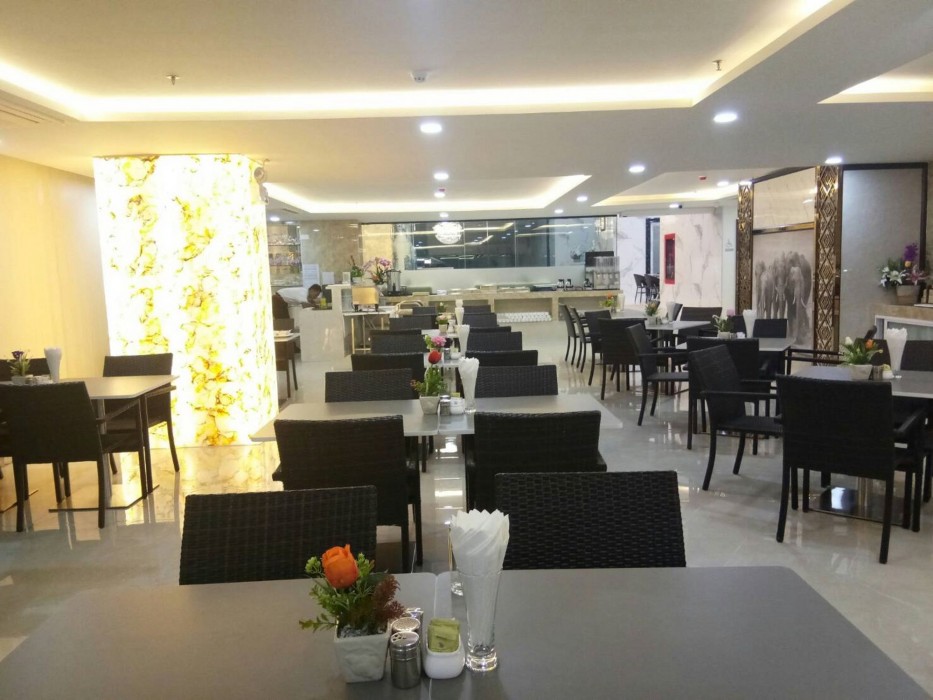 Golden Jomtien Beach Hotel 69/100