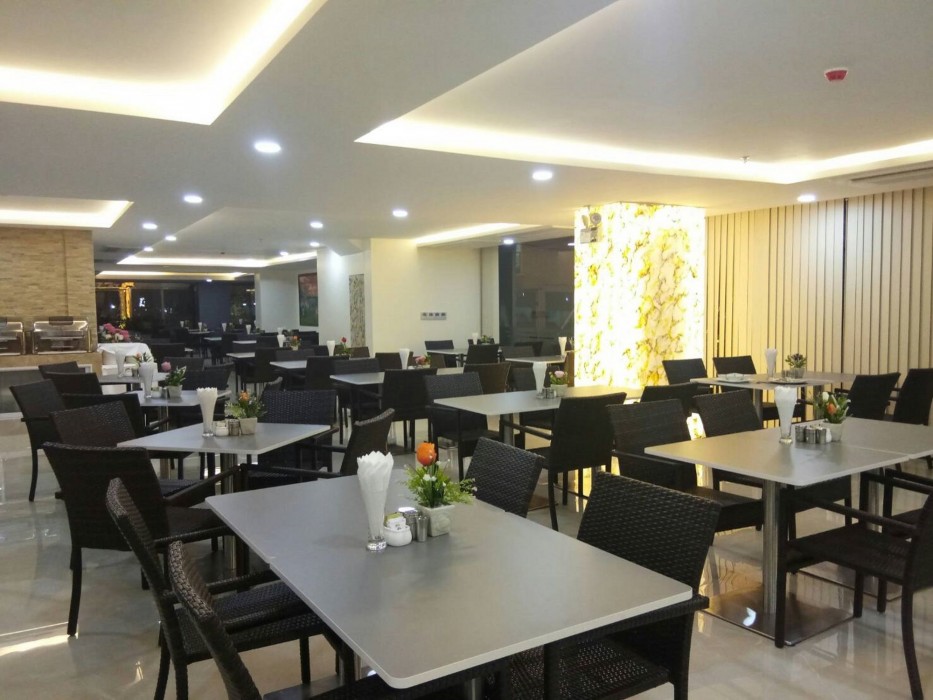 Golden Jomtien Beach Hotel 64/100