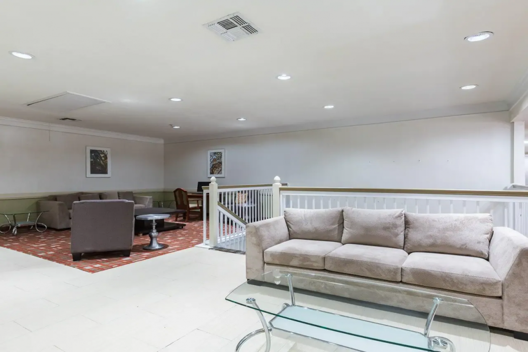 Econo Lodge Inn and Suites East Houston I-10 17/33