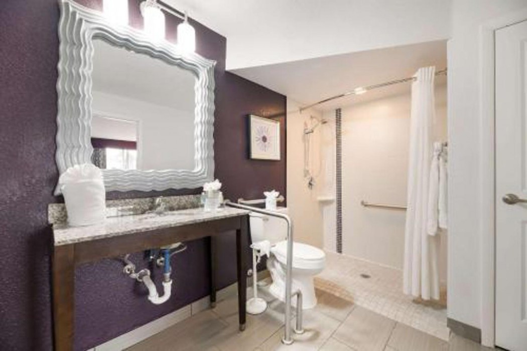 Clarion Inn & Suites Across From Universal Orlando Resort 11/27