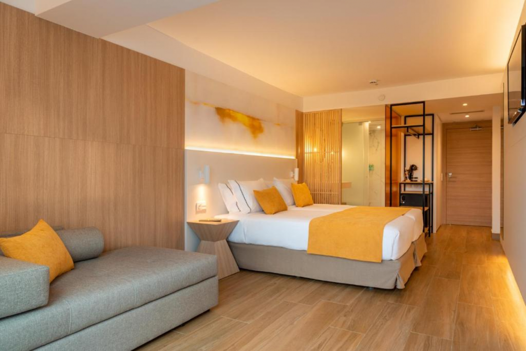 L Azure Hotel 13/64