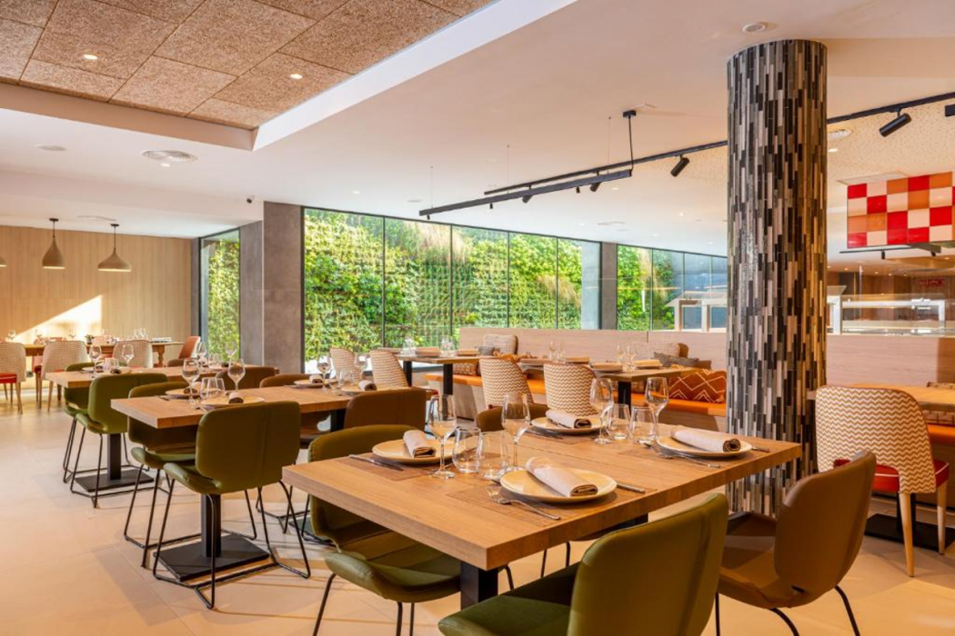 L Azure Hotel 24/64