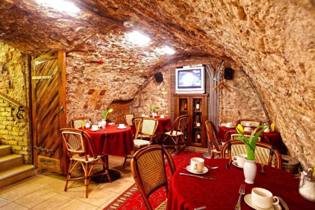 Monte Kristo Hotel 49/95