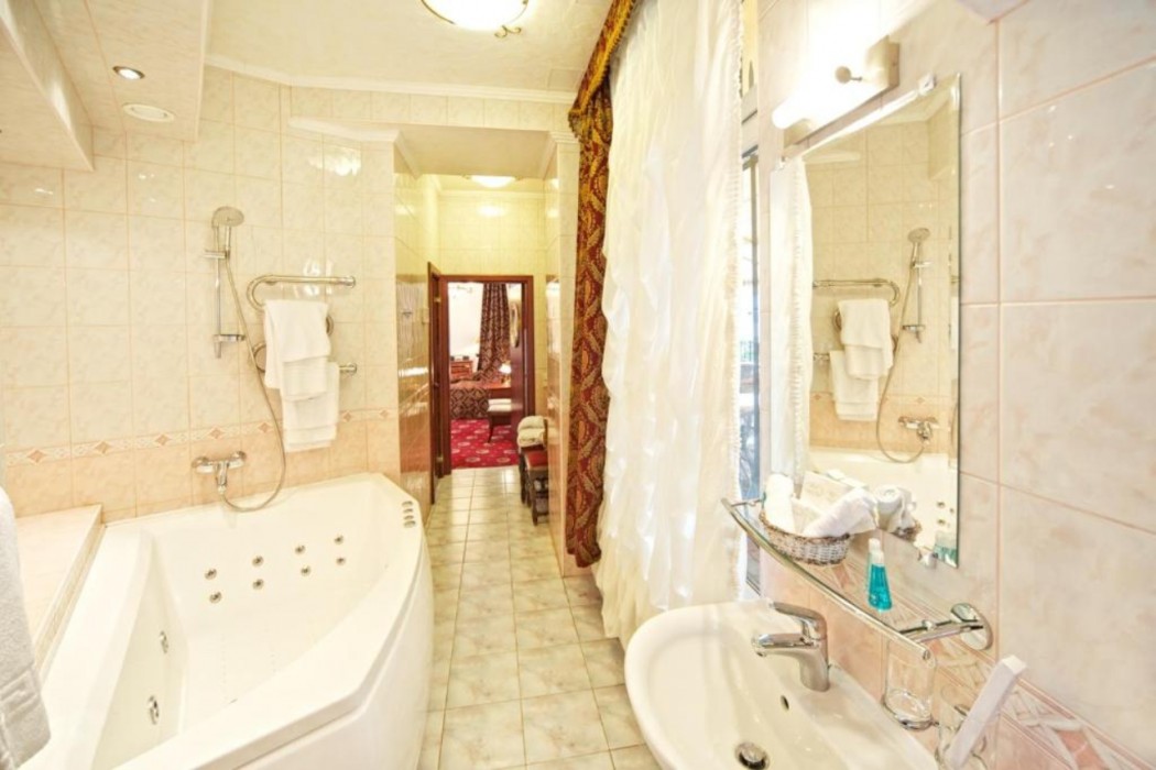 Monte Kristo Hotel 44/95
