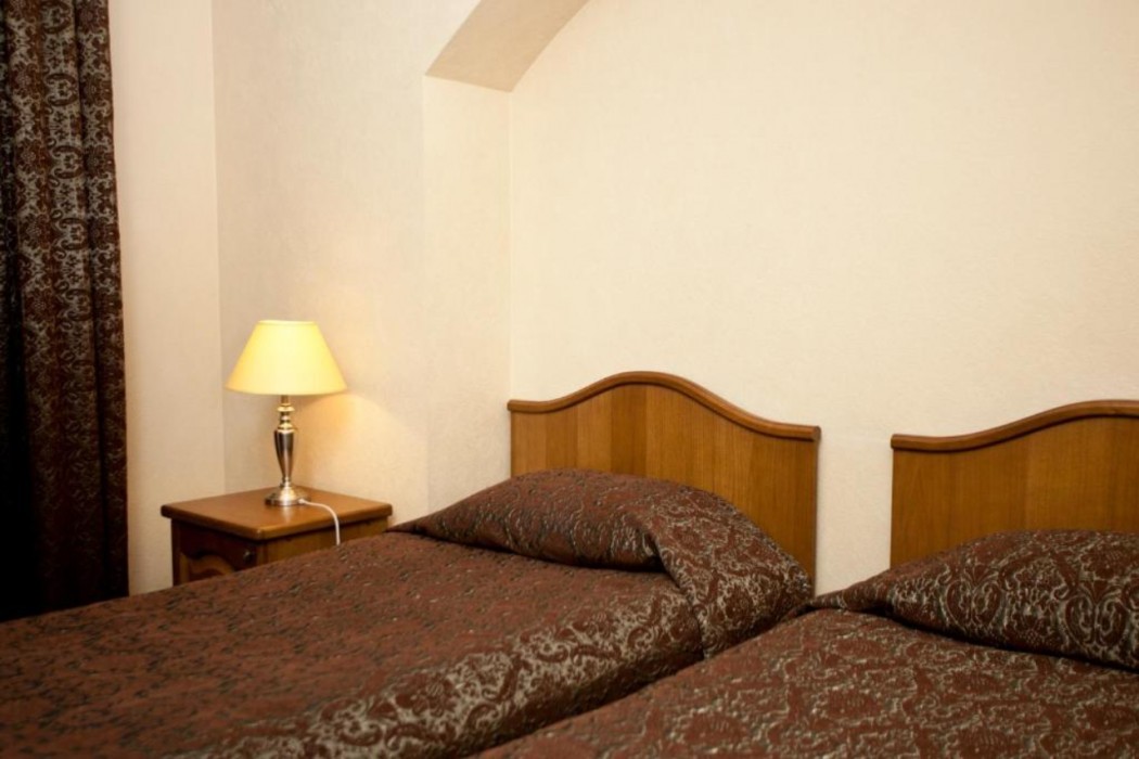 Monte Kristo Hotel 19/95