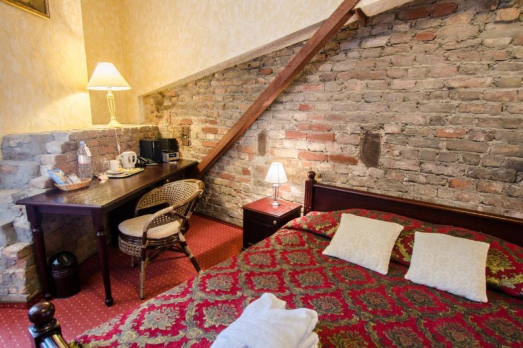 Monte Kristo Hotel 21/95