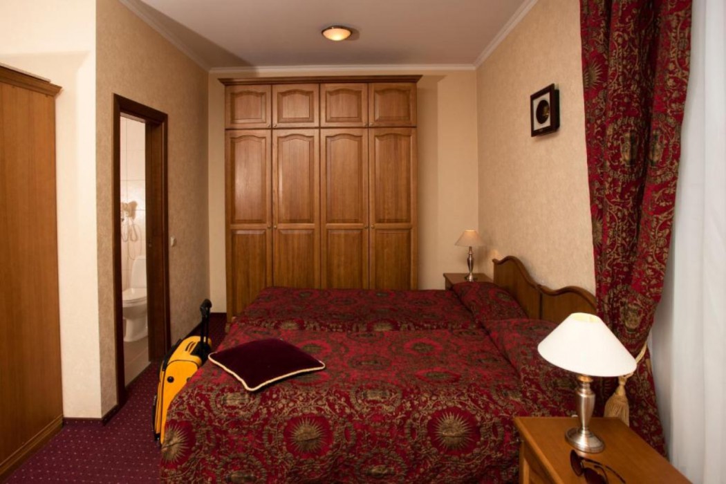 Monte Kristo Hotel 36/95