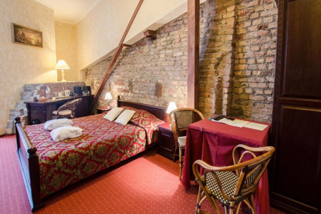 Monte Kristo Hotel 26/95