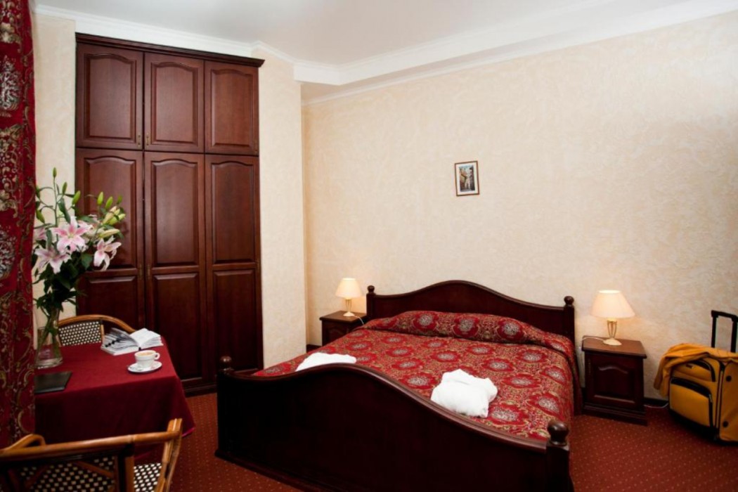 Monte Kristo Hotel 37/95