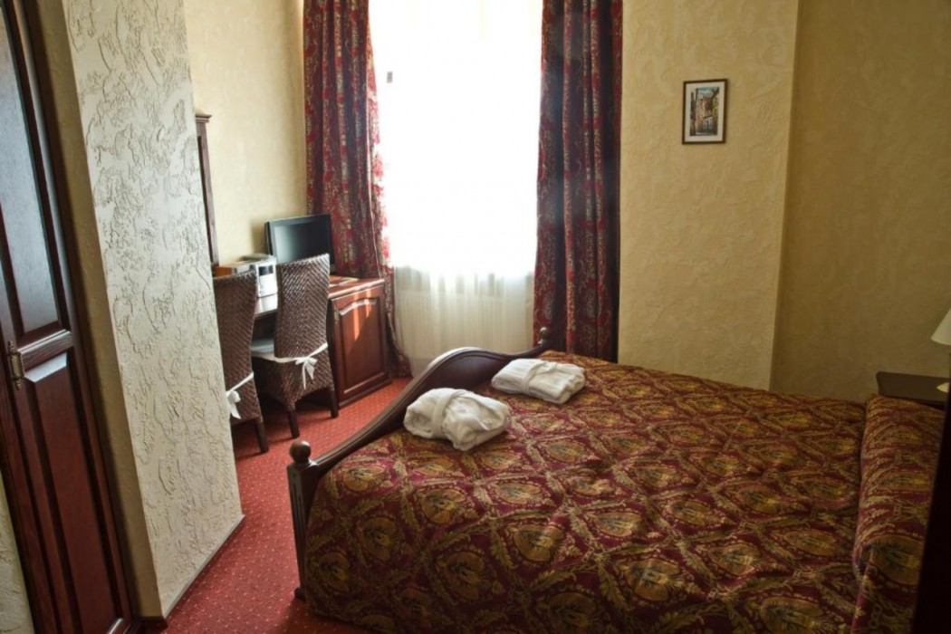 Monte Kristo Hotel 35/95