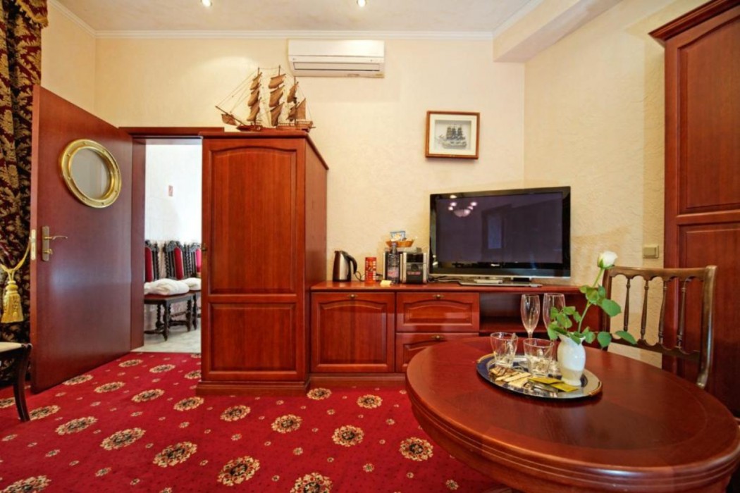 Monte Kristo Hotel 16/95