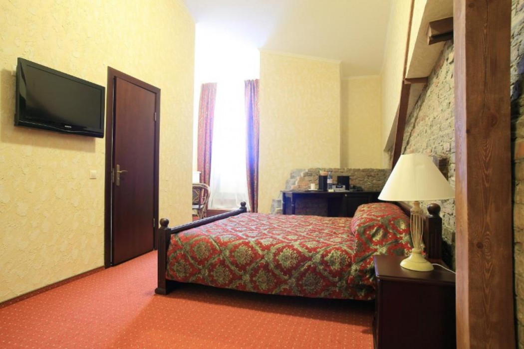 Monte Kristo Hotel 28/95