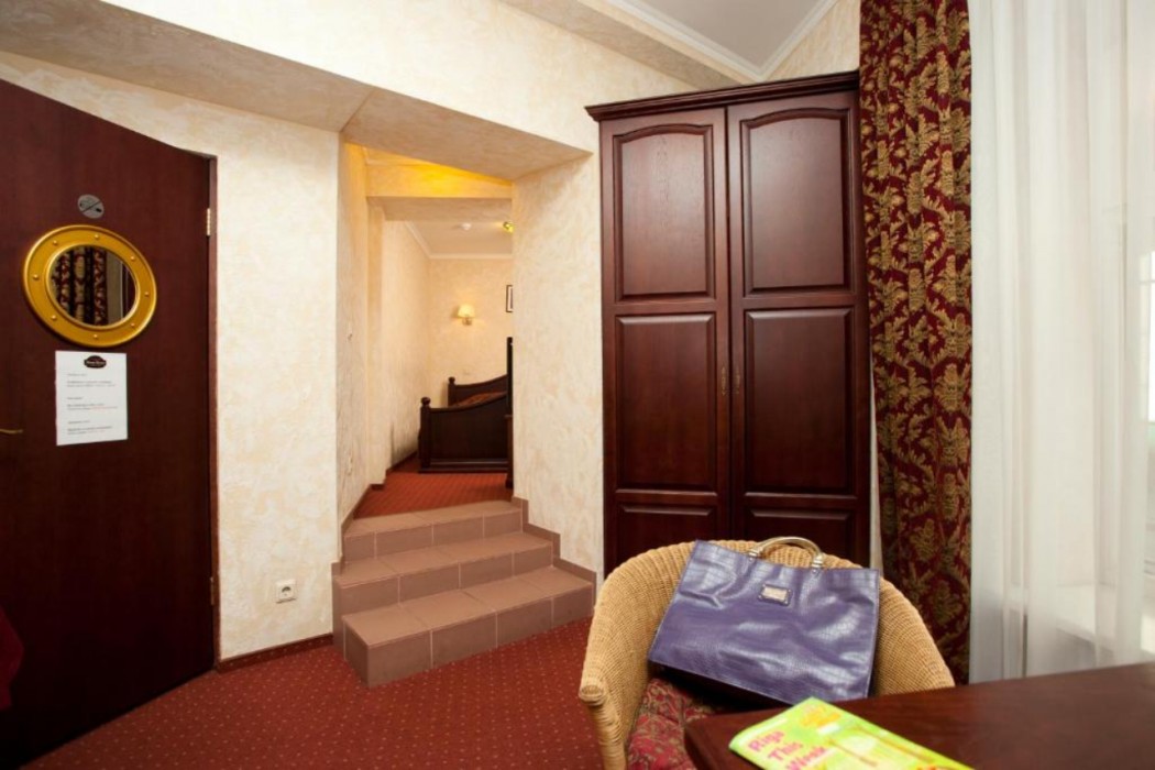 Monte Kristo Hotel 52/95