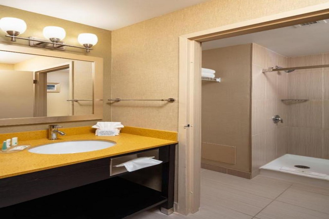 Quality Inn & Suites Downtown Windsor 11/20