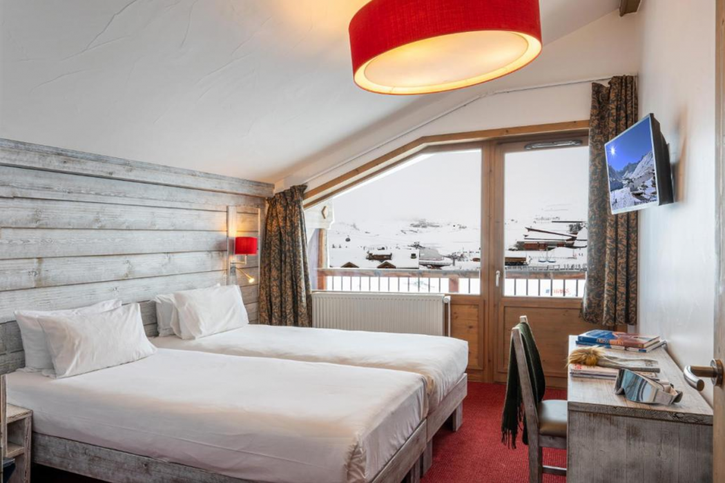Aiguille Percee Hotel Restaurant 35/74