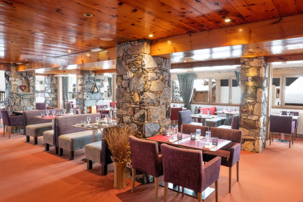 Aiguille Percee Hotel Restaurant 42/74