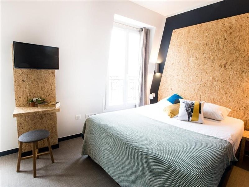 Beautiful Belleville Hotel & Hostel 11/28
