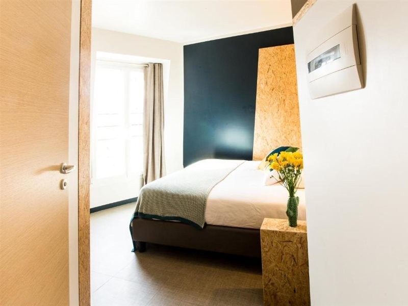 Beautiful Belleville Hotel & Hostel 12/28