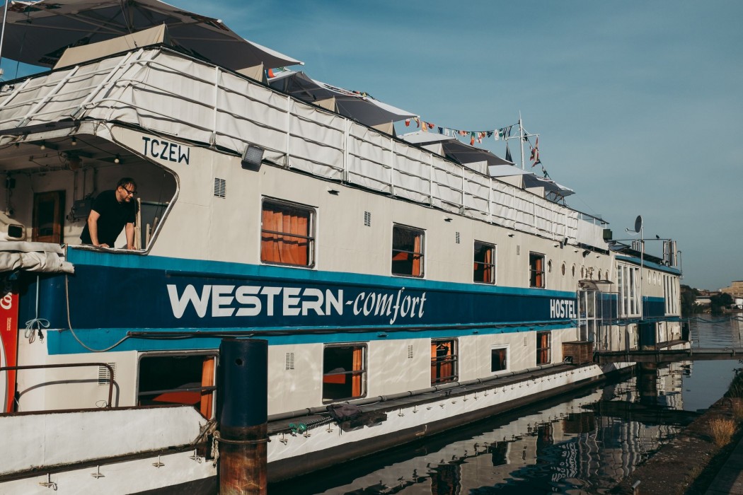 Eastern Comfort Hotel & Hostelboat 25/58