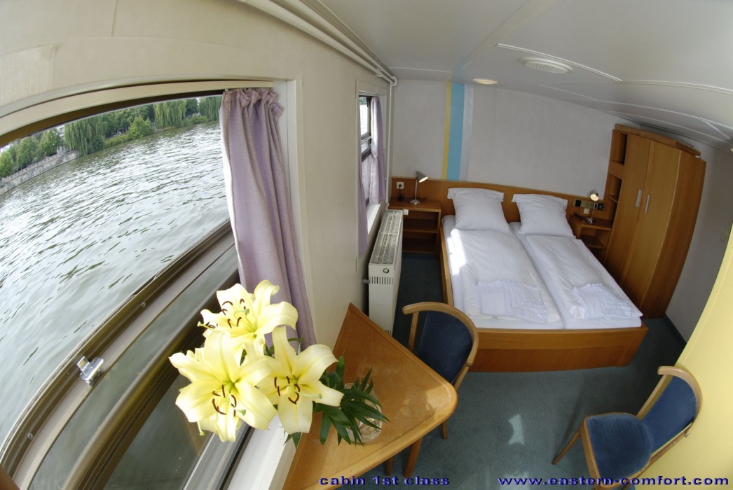 Eastern Comfort Hotel & Hostelboat 18/58