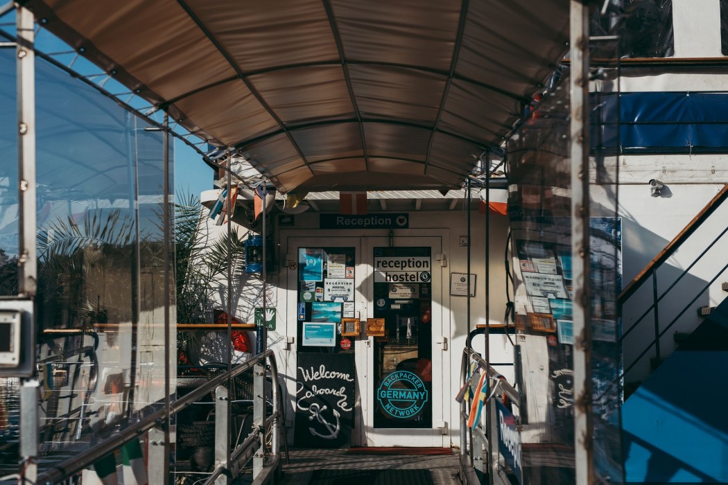 Eastern Comfort Hotel & Hostelboat 20/58