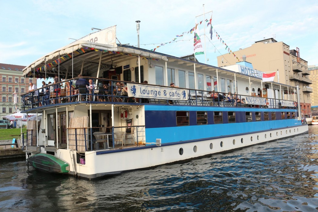 Eastern Comfort Hotel & Hostelboat 23/58