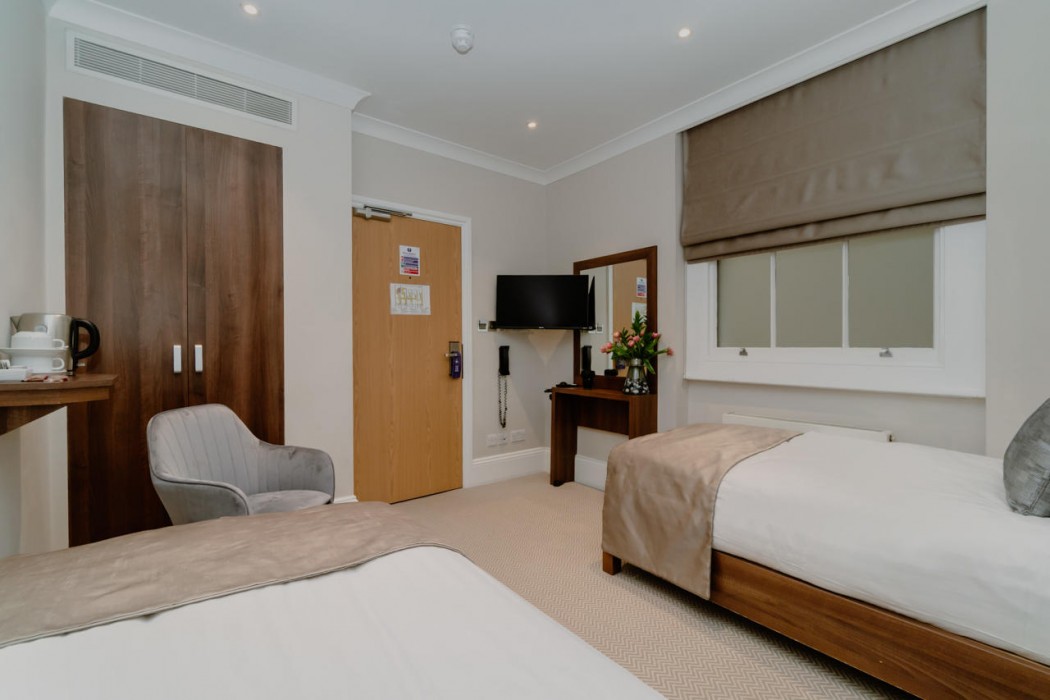 London House Hotel 17/75