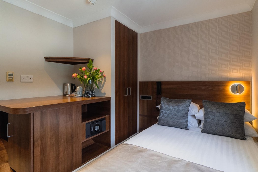 London House Hotel 32/75