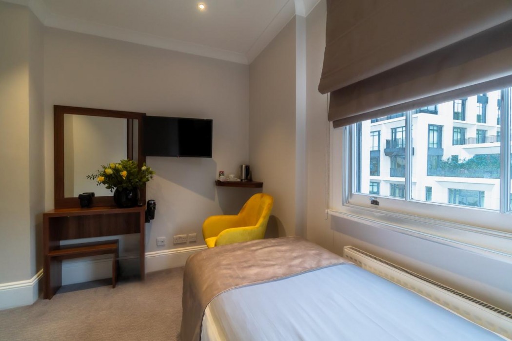 London House Hotel 15/75
